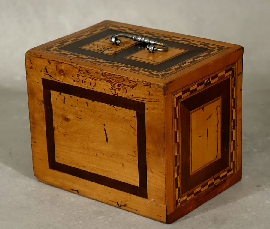 Dos marquet&eacute; du petit cabinet miniature du Tyrol, fin du XVIe ou d&eacute;but du XVIIe si&egrave;cle
